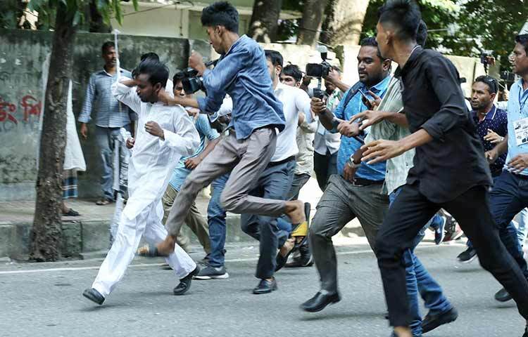 ঢাকা-১৭ আসনের উপ-নির্বাচনে ভোটকেন্দ্র পরিদর্শনের সময় হামলার শিকার হন  স্বতন্ত্র প্রার্থী আশরাফুল হোসেন আলম হিরো আলম। ছবি: মাহবুব আলম