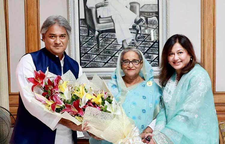 নির্বাচিত হওয়ার পরদিনই প্রধানমন্ত্রী শেখ হাসিনার সঙ্গে সাক্ষাৎ করেছেন ঢাকা-১৭ আসনের নতুন সংসদ সদস্য মোহাম্মদ আলী আরাফাত। আজ বিকেলে গণভবনে গিয়ে তারা প্রধানমন্ত্রীর সঙ্গে সাক্ষাৎ করেন। এসময় ফুলেল শুভেচ্ছা বিনিময় হয়। ছবি: সংগৃহীত