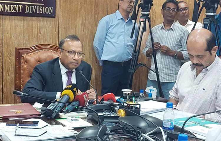 ডেঙ্গু মোকাবিলায় সরকার ব্যর্থ হলে দেশে এখন ২০-৩০ লাখ রোগী হয়ে যেতো বলে মন্তব্য করেছেন স্থানীয় সরকারমন্ত্রী তাজুল ইসলাম। আজ বিকেলে সচিবালয়ে মন্ত্রণালয়ের সভাকক্ষে ‘ডেঙ্গু ও অন্যান্য মশাবাহিত রোগ প্রতিরোধে গৃহীত কার্যক্রম পর্যালোচনার লক্ষ্যে আন্তঃমন্ত্রণালয় সভা’ শেষে তিনি সাংবাদিকদের এ কথা বলেন। ছবি: জাগো নিউজ