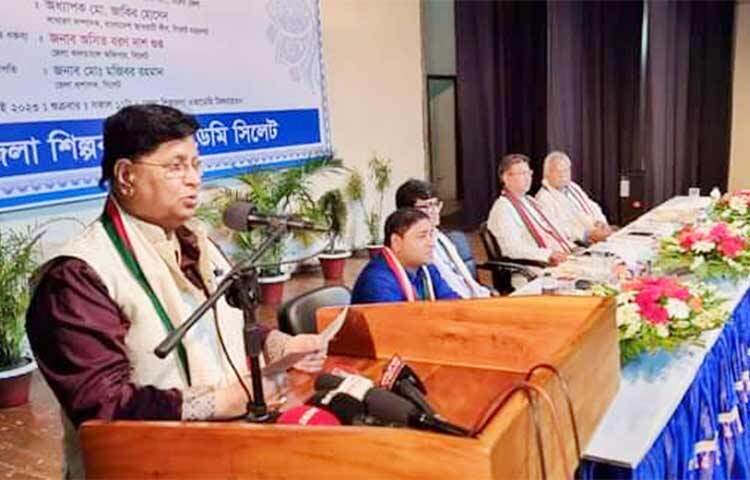 বিদেশিদের মন্তব্য গণমাধ্যমে অতিপ্রচারের ফলে দেশের অভ্যন্তরীণ বিষয়ে কথা বলে তারা মজা পান বলে জানিয়েছেন পররাষ্ট্রমন্ত্রী ড. এ কে আবদুল মোমেন। আজ দুপুরে জেলা শিল্পকলা একাডেমি সিলেটের উদ্যোগে নগরের পূর্ব শাহী ঈদগাহস্থ একাডেমি মিলনায়তনে সম্মাননা অনুষ্ঠান শেষে সাংবাদিকদের পররাষ্ট্রমন্ত্রী এসব কথা বলেন। ছবি: জাগো নিউজ