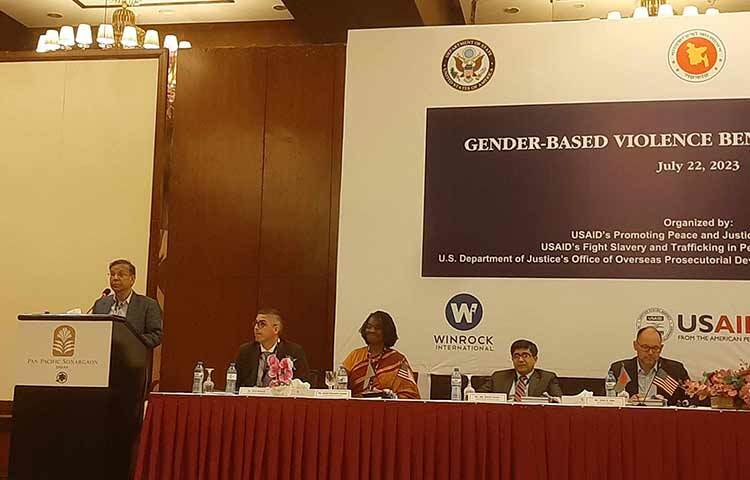 আইন, বিচার ও সংসদ বিষয়ক মন্ত্রী আনিসুল হক বলেছেন, লিঙ্গ-ভিত্তিক সহিংসতা একটি বদ্ধমূল সমস্যা এবং এর প্রভাব অনেক বেশি বিস্তৃত। আজ রাজধানীর একটি হোটেলে ‘জেন্ডার-বেইজড ভায়োলেন্স বেঞ্চ বুক লঞ্চ’ শীর্ষক এক অনুষ্ঠানে প্রধান অতিথির বক্তৃতায় তিনি এসব কথা বলেন। ছবি: জাগো নিউজ