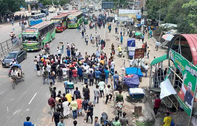 ঢাকা-চট্টগ্রাম মহাসড়কের মাতুয়াইলে অবস্থান নিয়েছেন বিএনপি নেতাকর্মীরা। সেখান থেকে তাদের সরিয়ে দিতে গেলে সংঘর্ষ বাধে পুলিশের সঙ্গে। আজ দুপুর পৌনে ১২টার দিকে বিএনপি নেতাকর্মীদের সঙ্গে পুলিশের সংঘর্ষ শুরু হয়। ছবি: জাগো নিউজ