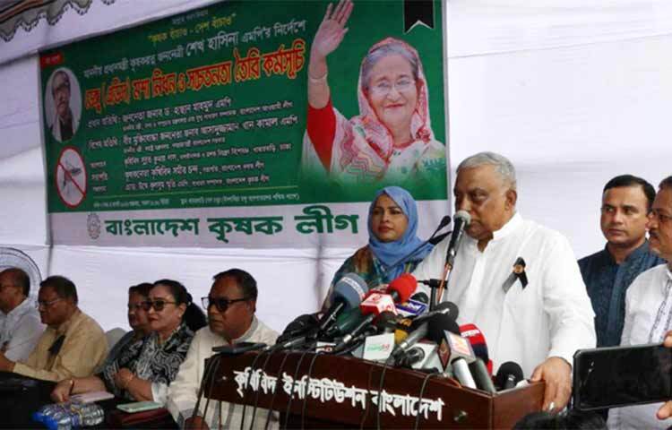 ডেঙ্গু নিধনে সবাইকে ঐক্যবদ্ধভাবে এগিয়ে আসার আহ্বান জানিয়েছেন স্বরাষ্ট্রমন্ত্রী আসাদুজ্জামান খান কামাল। আজ সকালে রাজধানীর খামারবাড়ি গোলচত্বর এলাকায় কৃষক লীগ আয়োজিত এডিস মশা নিধন ও সচেতনতা তৈরি অনুষ্ঠানে তিনি এ আহ্বান জানান। ছবি: জাগো নিউজ