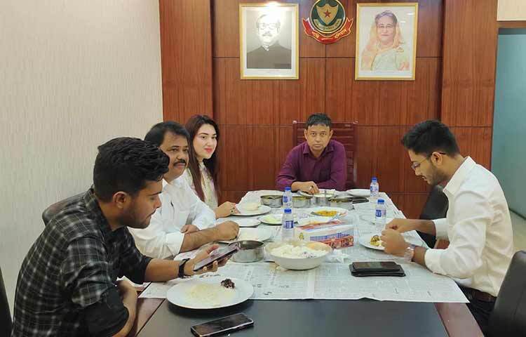 এবার ডিবি অফিসে চিত্রনায়িকা অপু বিশ্বাসকে দুপুরের খাবার খাওয়ালেন সংস্থাটির প্রধান হারুন অর রশীদ। আজ দুপুরে পাইরেসি ও সাইবার বুলিং বিষয়ে ডিবি অফিসে অভিযোগ করতে আসলে চিত্রনায়িকা অপু বিশ্বাসকে দুপুরের খাবার খাওয়ান তিনি। ছবি: সংগৃহীত