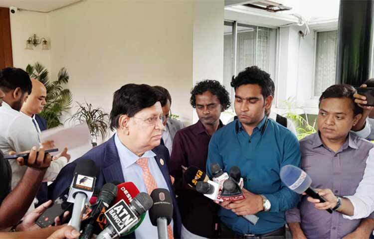 আসন্ন দ্বাদশ জাতীয় সংসদ নির্বাচন ঘিরে প্রধান রাজনৈতিক দলগুলোর মধ্যে সমঝোতা করার মতো কোনো বিষয় নেই। তবে নির্বাচন হবে অবাধ, সুষ্ঠু ও নিরপেক্ষ। আজ দুপুরে রাষ্ট্রীয় অতিথি ভবন পদ্মায় ঢাকা সফররত দুই মার্কিন কংগ্রেসম্যান বাংলাদেশের আসন্ন জাতীয় নির্বাচন নিয়ে সরকারের পরিকল্পনা জানতে চাইলে পররাষ্ট্রমন্ত্রী ড. এ কে আব্দুল মোমেন তাদের এ কথা জানান। বৈঠক শেষে সাংবাদিকদের ব্রিফ করেন মন্ত্রী। ছবি: জাগো নিউজ