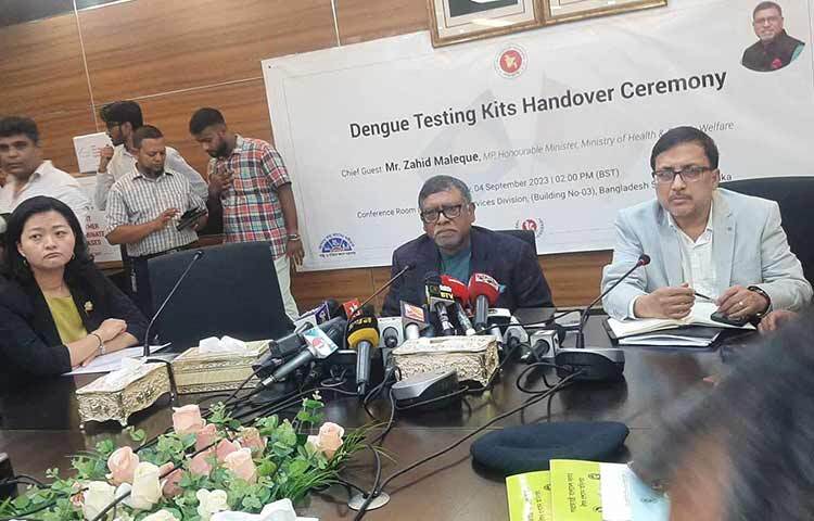 মশা যে পর্যন্ত না কমবে সে পর্যন্ত ডেঙ্গুরোগী কমবে না এবং মৃত্যুও কমবে না এমন মন্তব্য করে স্বাস্থ্যমন্ত্রী জাহিদ মালেক বলেছেন, মশা একবার উড়ে গেলে তো নিয়ন্ত্রণের বাইরে চলে যায়। আজ সচিবালয়ে চীনের সিনোভ্যাক্স ফাউন্ডেশনের দেওয়া ডেঙ্গুর ২০ হাজার টেস্টিং কিট হস্তান্তর অনুষ্ঠানে এ কথা বলেন স্বাস্থ্যমন্ত্রী। ছবি: সাইদ শিপন