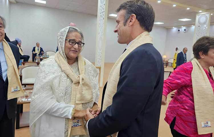 প্রধানমন্ত্রী শেখ হাসিনার সঙ্গে আন্তরিকতাপূর্ণ পরিবেশে কথা বলছেন ব্রিটিশ প্রধানমন্ত্রী ঋষি সুনাক আলাপ করছেন। ছবি: সংগৃহীত