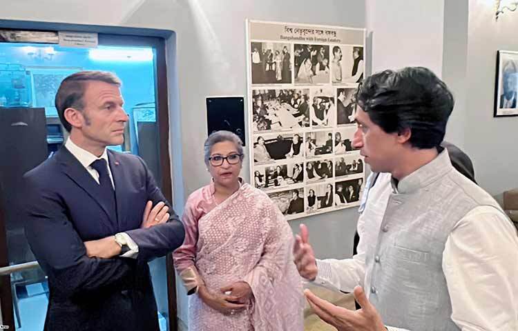 ফ্রান্সের প্রেসিডেন্ট ইমানুয়েল ম্যাঁক্রোকে আজ সকালে ধানমন্ডি ৩২ নম্বরে জাতির পিতা বঙ্গবন্ধু শেখ মুজিবুর রহমান স্মৃতি জাদুঘর বঙ্গবন্ধুর কনিষ্ঠ কন্যা শেখ রেহানা ও বঙ্গবন্ধুর দৌহিত্র রাদওয়ান মুজিব সিদ্দিক ববি ঘুরিয়ে দেখান। ছবি: ইয়াসিন কবির জয়