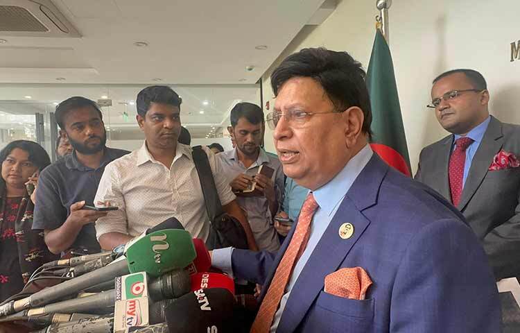 জি-২০ সম্মেলনের ফাঁকে মার্কিন প্রেসিডেন্ট জো বাইডেনের সঙ্গে প্রধানমন্ত্রী শেখ হাসিনার আলাপে নির্বাচন প্রসঙ্গ ছিল না বলে জানিয়েছেন পররাষ্ট্রমন্ত্রী ড. এ কে আব্দুল মোমেন। আজ দুপুরে পররাষ্ট্র মন্ত্রণালয়ে সাংবাদিকদের সঙ্গে আলাপকালে তিনি একথা জানান। ছবি: ইসমাইল হোসেন রাসেল