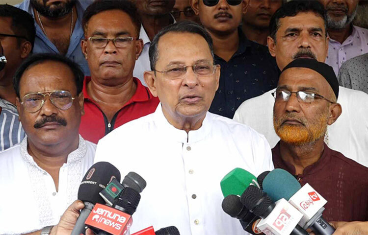 বিএনপির নেতারা যতই গণতন্ত্র-নির্বাচন নিয়ে হৈচৈ করুক না কেন তারা গণতন্ত্রের ফেরেশতা নয়-বলে মন্তব্য করেছেন তথ্য ও সম্প্রচার মন্ত্রণালয় সম্পর্কিত সংসদীয় স্থায়ী কমিটির সভাপতি হাসানুল হক ইনু। আজ কুষ্টিয়া সার্কিট হাউজে জেলা জাসদ নেতৃবৃন্দের সঙ্গে মতবিনিময়ে যোগদানের আগে সাংবাদিকদের তিনি এ মন্তব্য করেন। ছবি: আলম-মানুন সাগর