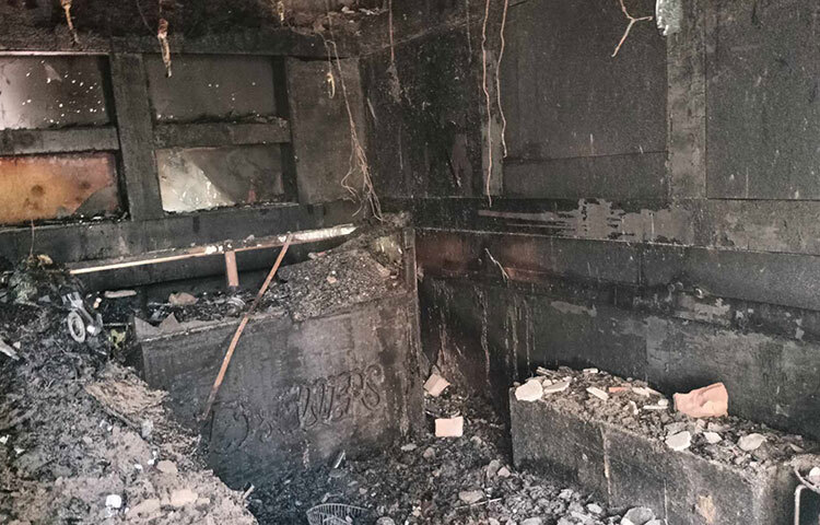 ভয়াবহ অগ্নিকাণ্ডে পুড়ে ছাই হওয়া একটি দোকান। ছবি: জাগো নিউজ