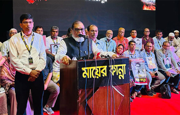 দিনাজপুরে ‘বীর মুক্তিযোদ্ধা সৈনিক হত্যাকারী জিয়ার গুম-খুন ও খালেদা জিয়ার অগ্নি সন্ত্রাসের ভুলণ্ঠিত মানবাধিকার’ শীর্ষক আলোচনা সভা অনুষ্ঠিত হয়েছে। আজ দুপুরে দিনাজপুর শিল্পকলা একাডেমি মিলনায়তনে ‘মায়ের কান্না’ সংগঠনের উদ্যোগে এ আলোচনা সভা অনুষ্ঠিত হয়।