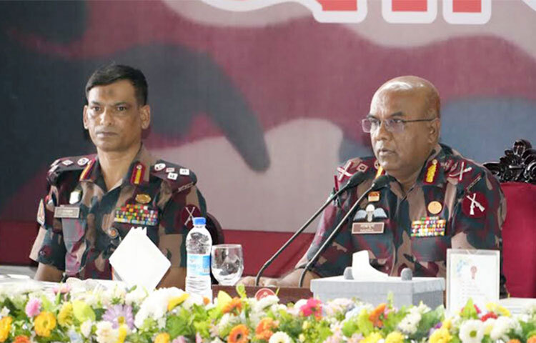 অভ্যন্তরীণ আইনশৃঙ্খলা ও নিরাপত্তা নিশ্চিতকরণসহ যে কোনো পরিস্থিতি মোকাবিলায় বর্ডার গার্ড বাংলাদেশ প্রস্তুত রয়েছে জানিয়েছেন বিজিবি মহাপরিচালক মেজর জেনারেল এ কে এম নাজমুল হাসান। আজ রাজধানীর পিলখানায় এক অনুষ্ঠানে প্রধান অতিথি বক্তব্যে তিনি এ কথা বলেন। ছবি: জাগো নিউজ
