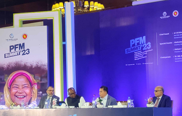 রেমিট্যান্স বাড়াতে সরকার কাঠামোগত সংস্কারের পথ খুঁজছে বলে জানিয়েছেন অর্থমন্ত্রী আ হ ম মুস্তফা কামাল। আজ রাজধানীর সোনারগাঁও হোটেলে আয়োজিত ‘সরকারি আর্থিক ব্যবস্থাপনা’ শীর্ষক দিনব্যাপী কর্মশালায় প্রধান অতিথির এ তথ্য জানান। বাংলাদেশ সরকার ও বিশ্বব্যাংক যৌথভাবে এ কর্মশালার আয়োজন করে। ছবি: জাগো নিউজ