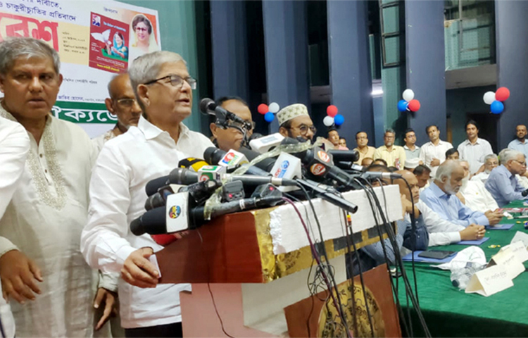 বিএনপির মহাসচিব মির্জা ফখরুল ইসলাম আলমগীর বলেছেন, যুক্তরাষ্ট্রের ভিসানীতিতে সরকারের আশীর্বাদপুষ্ট ব্যবসায়ীরা আতঙ্কে।’ আজ রাজধানীর ইঞ্জিনিয়ারিং ইনস্টিটিউট মিলনায়তনে শিক্ষক কর্মচারী সমাবেশে প্রধান অতিথির বক্তব্যে এসব কথা বলেন তিনি। ছবি: জাগো নিউজ