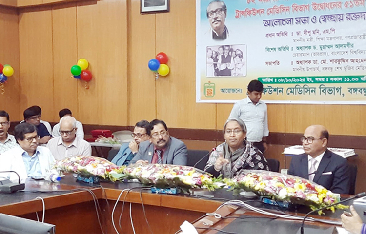 ওষুধ কোম্পানিগুলো থেকে নেওয়া অর্থ নিয়ে চিকিৎসকদের ‘ভাবা উচিত’ বলে মন্তব্য করেছেন শিক্ষামন্ত্রী ডা. দীপু মনি। আজ বঙ্গবন্ধু শেখ মুজিব মেডিকেল বিশ্ববিদ্যালে আয়োজিত এক অনুষ্ঠানে তিনি এ মন্তব্য করেন। ছবি: জাগো নিউজ