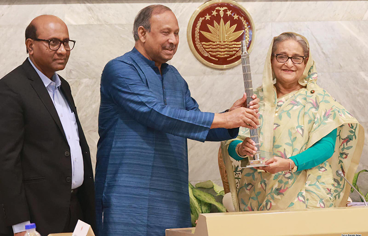 প্রধানমন্ত্রী শেখ হাসিনার হাতে আজ সকালে প্রধানমন্ত্রীর কার্যালয়ে মন্ত্রিপরিষদ সভাকক্ষে মন্ত্রিপরিষদ বৈঠকের শুরুতে রাশিয়ার রাষ্ট্রীয় পারমাণবিক সংস্থা রোসাটমের মহাপরিচালক আলেক্সি লিখাচেভ থেকে প্রাপ্ত রূপপুর পারমাণবিক বিদ্যুৎ কেন্দ্রের পামাণবিক নিউক্লিয়ার জ্বালানির মডেলের রেপ্লিকা বিজ্ঞান ও প্রযুক্তিমন্ত্রী স্থপতি ইয়াফেস ওসমান হস্তান্তর করেন। ছবি: ইয়াসিন কবির জয়