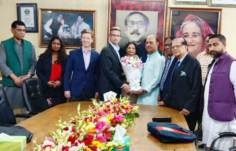 আওয়ামী লীগের আন্তর্জাতিক বিষয়ক সম্পাদক ড. শাম্মী আহমেদ বলেছেন, বিভিন্ন দেশের সঙ্গে আমাদের সম্পর্ক ও আন্তর্জাতিক নানান ইস্যুতে আমাদের চিন্তা জানতে চেয়েছে মার্কিন প্রতিনিধিদল।’ শুক্রবার সফররত মার্কিন প্রতিনিধিদলের সঙ্গে বৈঠক শেষে তিনি এসব কথা বলেন। ছবি: জাগো নিউজ