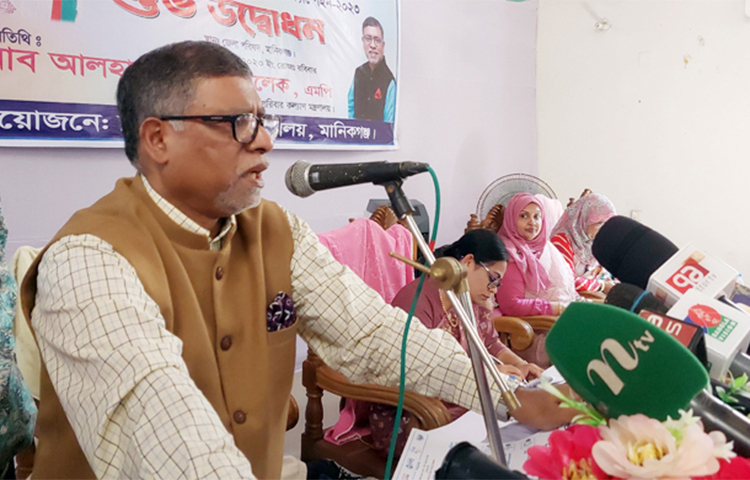 স্বাস্থ্যমন্ত্রী জাহিদ মালেক বলেছেন, স্বাস্থ্যবিষয় নিয়েও বিএনপি অনেক বিভ্রান্তি ছড়িয়েছে। করোনার টিকা নিয়েও তারা অনেক বিভ্রান্তিকর তথ্য ছড়িয়েছে। আজ জেলা পরিষদ মিলনায়তনে এইচপিভি টিকার ক্যাম্পেইন উদ্বোধনকালে তিনি এসব কথা বলেন। ছবি: জাগো নিউজ