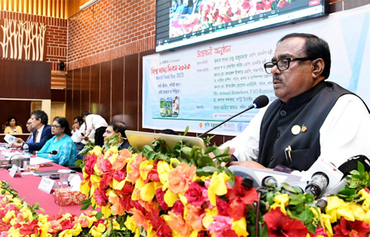 খাদ্যমন্ত্রী সাধন চন্দ্র মজুমদার বলেছেন, আমাদের দেশ এখন খাদ্যে স্বয়ংসম্পূর্ণ। এ বছর বিদেশ থেকে চাল আমদানি করতে হয়নি। আজ ঢাকায় বাংলাদেশ কৃষি গবেষণা কাউন্সিল মিলনায়তনে বিশ্ব খাদ্য দিবস উপলক্ষে আয়োজিত আলোচনা অনুষ্ঠানে প্রধান অতিথির বক্তৃতায় এসব কথা বলেন তিনি। ছবি: জাগো নিউজ