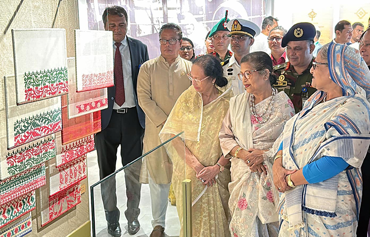 জয়িতা টাওয়ার উদ্বোধন শেষে প্রধানমন্ত্রী শেখ হাসিনা জয়িতা টাওয়ারের বিভিন্ন অংশ ঘুরে দেখেন। ছবি: ইয়াসিন কবির জয়