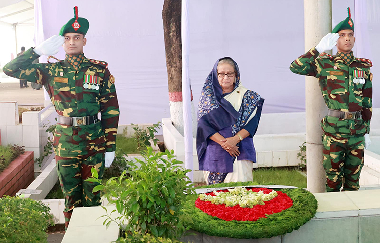 বঙ্গবন্ধু শেখ মুজিবুর রহমানের কনিষ্ঠপুত্র শেখ রাসেলের ৬০তম জন্মদিন আজ। এ উপলক্ষে প্রধানমন্ত্রী শেখ হাসিনা সকালে রাজধানীর বনানী কবরস্থানে ১৫ আগস্ট নিহত জাতির পিতাসহ সব শহীদদের স্মরণ করে পুষ্পস্তবক অর্পণ করে শ্রদ্ধা জানান। ছবি: ইয়াসিন কবির জয়