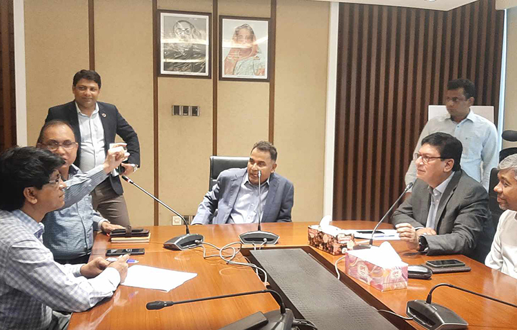 ২০২০ সালের এপ্রিল মাসে ব্যাংক ঋণের সর্বোচ্চ সুদের হার ৯ শতাংশ এবং আমানতের সুদের হার ৬ শতাংশ বেঁধে দেয় বাংলাদেশ ব্যাংক। সর্বজনীন পেনশন স্কিমে জমা পড়া চাঁদার টাকা বিনিয়োগ নিয়ে  আজ অর্থ মন্ত্রণালয়ে আয়োজিত সংবাদ সম্মেলনে সাংবাদিকদের প্রশ্নের উত্তরে তিনি এ কথা বলেন। ছবি: সাঈদ শিপন