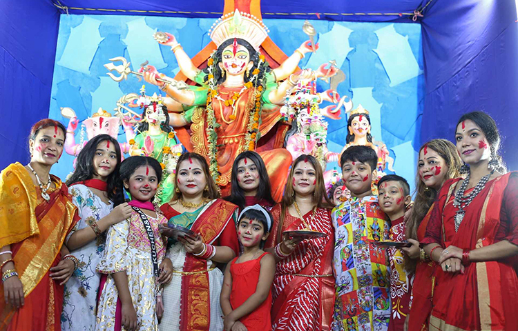 আজ শাঁখারীবাজারে দেখা যায়, এখানে ১১টি মণ্ডপে চলছে দুর্গাপূজা। প্রতিটি মণ্ডপেই সিঁদুর খেলা চলছে। উলু ধ্বনির সঙ্গে শেষ মুহূর্তে প্রতিমায় সিঁদুর লাগানো, প্রসাদ খাওয়ানোর মধ্যদিয়ে মেতে উঠছেন সনাতন ধর্মাবলম্বীরা। ছবি: মাহবুব আলম