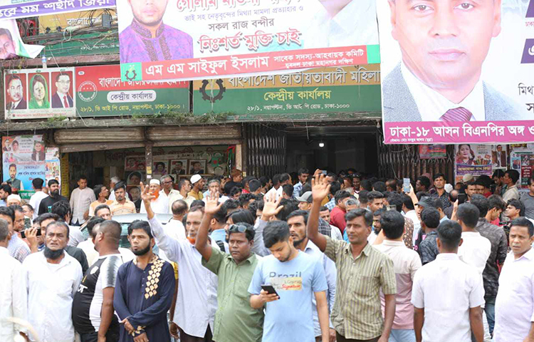 নিষেধ সত্ত্বেও রাজধানীর নয়াপল্টনে কেন্দ্রীয় কার্যালয়ের সামনে জড়ো হচ্ছেন বিএনপি নেতাকর্মীরা। সরকারের পদত্যাগের দাবিতে ২৮ অক্টোবরের মহাসমাবেশকে কেন্দ্র করে কেন্দ্রীয় কার্যালয়ের সামনে জটলা করে বিশৃঙ্খলা করা যাবে না মর্মে নেতাকর্মীদের সেখানে ভিড় জমাতে নিষেধ করা হয়েছে। ছবি: বিপ্লব দিক্ষিৎ