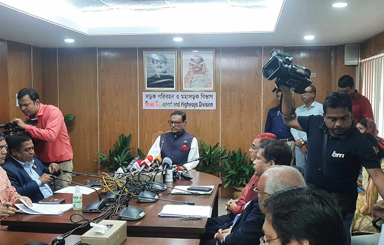 বাস্তবে জাতিসংঘের কোনো কার্যকারিতা নেই বলে মন্তব্য করেছেন সড়ক পরিবহন ও সেতুমন্ত্রী এবং আওয়ামী লীগের সাধারণ সম্পাদক ওবায়দুল কাদের। আজ সচিবালয়ে সড়ক পরিবহন ও মহাসড়ক বিভাগের সভাকক্ষে এক ব্রিফিংয়ে সাংবাদিকদের এ কথা বলেন তিনি। ছবি: সাইদ শিপন