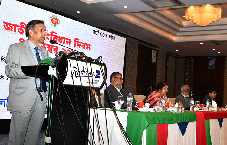 আইনমন্ত্রী আনিসুল হক বলেছেন, বঙ্গবন্ধু তার দীর্ঘ রাজনৈতিক জীবনের অভিজ্ঞতা ও মুক্তিযুদ্ধের চেতনার আলোকে দেশের সংবিধান প্রণয়ন করেছিলেন। আজ রাজধানীর এক হোটেলে এক সেমিনারে সভাপতির বক্তব্যে এ কথা বলেন তিনি। ছবি: ফজলুল হক মৃধা