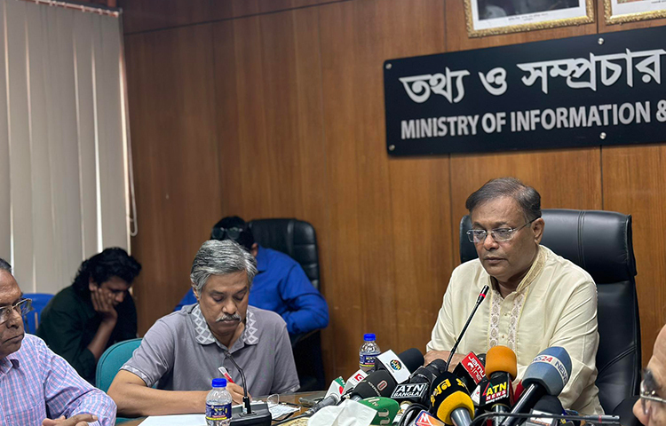 বিএনপিকে নিশ্চিহ্ন করতে তারেক রহমানই যথেষ্ট বলে মন্তব্য করেছেন তথ্য ও সম্প্রচারমন্ত্রী ড. হাছান মাহমুদ। আজ দুপুরে সচিবালয়ে মন্ত্রণালয়ের সভাকক্ষে ক্লাইমেট চেঞ্জ জার্নালিস্টস ফোরামের সঙ্গে মতবিনিময় সভায় এ কথা বলেন তিনি। ছবি: ইসমাইল হোসেন রাসেল