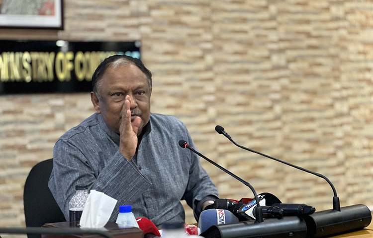 আমদানির অনুমোদন পাওয়া পণ্যগুলো ভালোভাবে এলে কিছুটা সাশ্রয় হবে বলে জানিয়েছেন বাণিজ্যমন্ত্রী টিপু মুনশি। আজ সচিবালয়ে মন্ত্রণালয়ের সভাকক্ষে ন্যাশনাল ট্যারিফ পলিসি মনিটরিং ও রিভিউ কমিটির সভা শেষে সাংবাদিকদের প্রশ্নের জবাবে তিনি একথা বলেন। ছবি: ইসমাইল হোসেন রাসেল