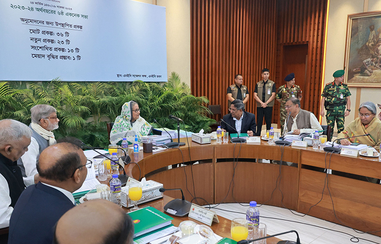 একনেক চেয়ারপার্সন  ও প্রধানমন্ত্রী শেখ হাসিনার সভাপতিত্বে আজ সকালে রাজধানীর শেরেবাংলা নগরের এনইসি সম্মেলন কক্ষে ২০২৩-২৪ অর্থবছরের ৬ষ্ঠ একনেক সভা অনুষ্ঠিত হয়। ছবি: ইয়াসিন কবির জয়