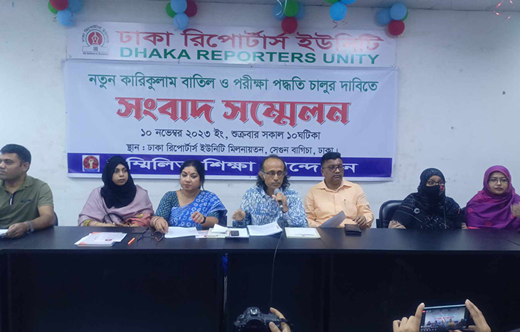 নতুন শিক্ষা কারিকুলাম শিক্ষক-শিক্ষার্থী ও অভিভাবকদের সঙ্গে এক ধরনের প্রতারণা বলে মন্তব্য করেছেন লেখক ও গবেষক এবং শিক্ষা ও শিশু রক্ষা আন্দোলনের আহ্বায়ক রাখাল রাহা। আজ ঢাকা রিপোর্টার্স ইউনিটি মিলনায়তনে নতুন কারিকুলাম বাতিল ও পরীক্ষা পদ্ধতি চালুর দাবিতে এক সংবাদ সম্মেলনে এসব কথা বলেন তিনি। ছবি: নাহিদ সাব্বির