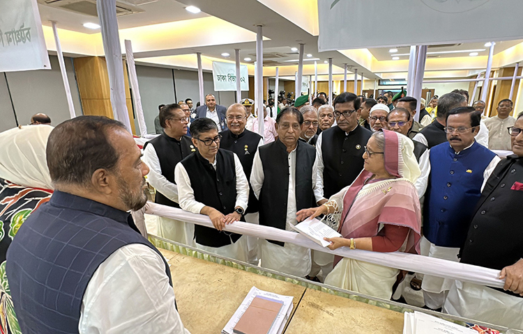 আওয়ামী লীগ সভাপতি শেখ হাসিনার পক্ষে দলীয় মনোনয়ন ফরম সংগ্রহের মধ্য দিয়ে দ্বাদশ জাতীয় সংসদ নির্বাচনে দলটির মনোনয়ন ফরম বিক্রি শুরু হয়েছে। আজ শনিবার সকালে বঙ্গবন্ধু অ্যাভিনিউস্থ আওয়ামী লীগের কেন্দ্রীয় কার্যালয়ে থেকে মনোনয়ন ফরম বিক্রি শুরু হয়। ছবি: ইয়াসিন কবির জয়