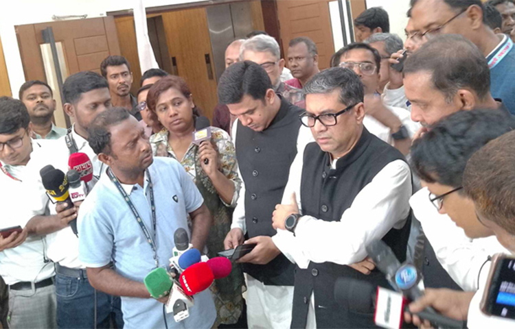 দ্বাদশ জাতীয় সংসদ নির্বাচনের দলীয় মনোনয়ন ফরম বিক্রির তৃতীয় দিনে ৭৩৩টি ফরম বিক্রি করেছে আওয়ামী লীগ। আজ বিকেলে রাজধানীর বঙ্গবন্ধু অ্যাভিনিউয়ে আওয়ামী লীগের কেন্দ্রীয় কার্যালয়ে তৃতীয় দিনের মনোনয়ন ফরম বিক্রি শেষে এ তথ্য জানান দলের দপ্তর সম্পাদক ব্যারিস্টার বিপ্লব বড়ুয়া। ছবি: জাগো নিউজ