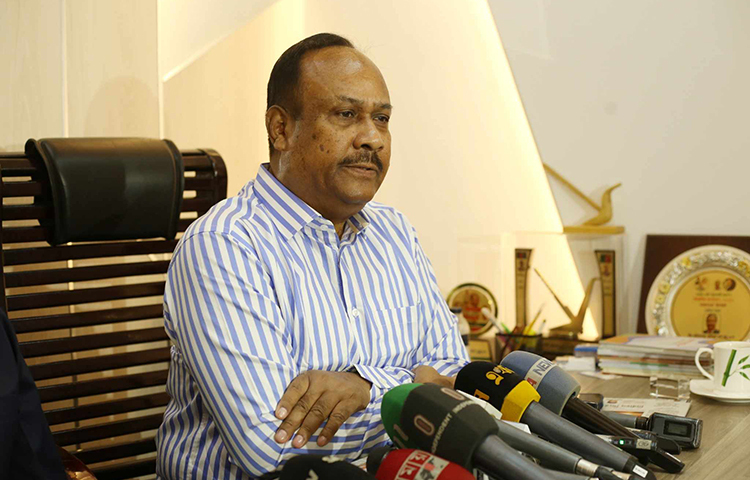 আওয়ামী লীগবিরোধী ভোটের ওপর ভর করে জাতীয় পার্টি (জাপা) দ্বাদশ জাতীয় সংসদ নির্বাচনে সংখ্যাগরিষ্ঠতা পেতে পারে বলে মনে করেন দলটির মহাসচিব মো. মুজিবুল হক চুন্নু। আর বনানীতে জাপা চেয়ারম্যানের কার্যালয়ে দলটির মনোনয়ন বিক্রির শেষ দিনে সাংবাদিকদের এমন আশার কথা জানান চুন্নু। ছবি: মাহবুব আলম