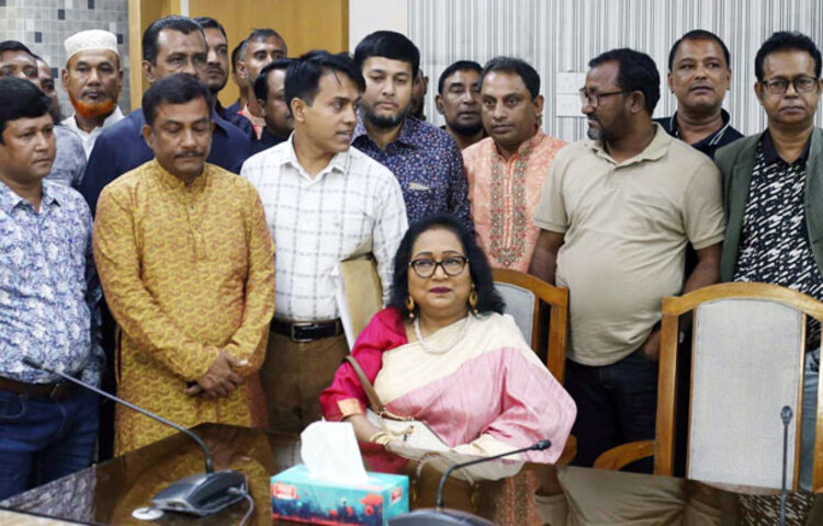 আসন্ন দ্বাদশ জাতীয় সংসদ নির্বাচনে ঢাকা-১৭ আসনে জাতীয় পার্টির চেয়ারম্যান গোলাম মোহাম্মদ কাদের মনোনয়ন ফরম দাখিল করেছেন। আজ বিকেল সাড়ে ৩টায় ঢাকার বিভাগীয় কমিশনার ও রিটার্নিং কর্মকর্তার কার্যালয়ে এ মনোনয়ন ফরম জমা দেন তার স্ত্রী শেরিফা কাদের। ছবি: জাগো নিউজ