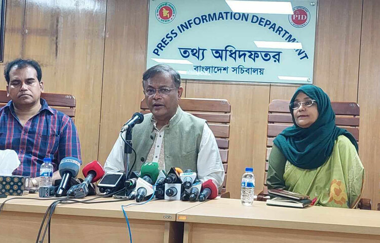 আসন্ন জাতীয় সংসদ নির্বাচনে আওয়ামী লীগ ১৪ দলীয় জোট শরিকদের কতটা আসন দেবে তা সমঝোতার মাধ্যমে নির্ধারিত হবে জানিছেন তথ্য ও সম্প্রচার মন্ত্রী ড. হাছান মাহমুদ। আজ সচিবালয়ে ‘সোহরাওয়ার্দী’ গ্রন্থের মোড়ক উন্মোচন শেষে সাংবাদিকদের এক প্রশ্নের উত্তরে এ কথা বলেন তথ্যমন্ত্রী। ছবি: সাইদ শিপন