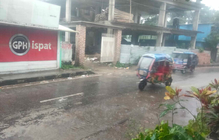 একদিনের বৃষ্টিতে মাদারীপুরে হঠাৎ বেড়েছে শীত। এতে করে জনজীবন দুর্ভোগে পড়েছে। এদিকে সারাদিন বৃষ্টির কারণে সাধারণ জীবন যাপনে কিছুটা বিঘ্ন সৃষ্টি হয়েছে। ছবি: আয়শা সিদ্দিকা আকাশী