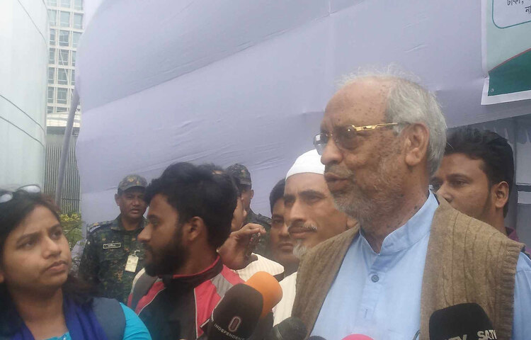 দলের মহাসচিবকে হাইকোর্ট থেকে জামিন দেয় না, আর বিএনপি বসে বসে আঙুল চুষে। উই শেইম ফর বিএনপি। আজ ইসিতে এসে মনোনয়ন ফিরে পেতে আবেদন করেন মেজর আখতারুজ্জামান। আবেদন করে সাংবাদিকদের সঙ্গে বিভিন্ন ইস্যুতে কথা বলেন তিনি। ছবি: সাইফুল হক মিঠু