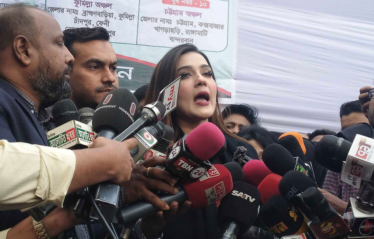 প্রার্থিতা ফিরে পেয়ে চিত্রনায়িকা মাহিয়া মাহি বলেন, ভোটাররা চান আমি যেন বিপুল ভোটে জিতে নৌকার মাঝি হই। রাজশাহী-১ আসনের স্বতন্ত্র প্রার্থী মাহিয়া মাহি আজ আগারগাঁওয়ের নির্বাচন ভবনে আপিল শুনানির দ্বিতীয় দিন প্রার্থিতা ফিরে পেয়ে সাংবাদিকদের এসব কথা বলেন। ছবি: জাগো নিউজ