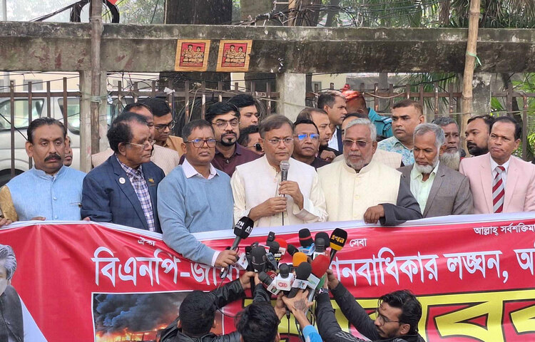 তথ্যমন্ত্রী হাছান মাহমুদ বলেছেন, বিএনপি একটি পলাতক দল। প্রকৃত অর্থে তারা একটি আন্ডারগ্রাউন্ড সংগঠন। আজ জাতীয় প্রেসক্লাবের সামনে বাংলাদেশ স্বাধীনতা পরিষদ আয়োজিত এক মানববন্ধনে প্রধান অতিথির বক্তব্যে তিনি এসব কথা বলেন। ছবি: বিপ্লব দিক্ষিৎ