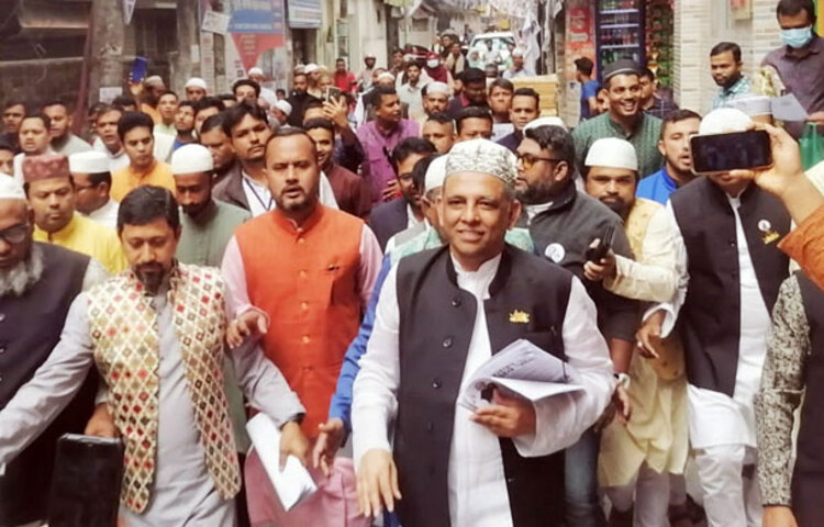 আওয়ামী লীগ মনোনীত প্রার্থী কৃষিবিদ আ ফ ম বাহাউদ্দিন নাছিম বলেন, দেশের মানুষ ভোট দেওয়ার অধিকার চায়। আজ সকালে রাজধানীর শান্তিনগর বাজার সমিতির অফিস কার্যালয়ে মতবিনিময় ও গণসংযোগে অংশ নিয়ে সাংবাদিকদের তিনি এ কথা বলেন। ছবি: জাগো নিউজ