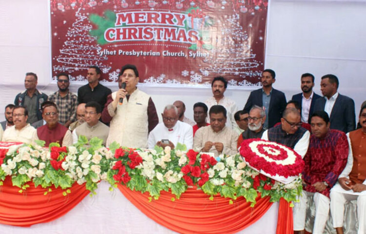 পররাষ্ট্রমন্ত্রী ড. এ কে আব্দুল মোমেন বলেছেন, ‘বিএনপিটা বোধহয় বড় ভুল করলো। তারা একটা বড় দল ছিল কিন্তু ধ্বংস হয়ে যাবে।’ আজ সিলেট নগরীর নয়া সড়কের প্রেসবিটারিয়ান চার্চে বড়দিন উপলক্ষে কেক কাটা অনুষ্ঠান শেষে সাংবাদিকদের প্রশ্নের জবাবে তিনি এ কথা বলেন। ছবি: জাগো নিউজ