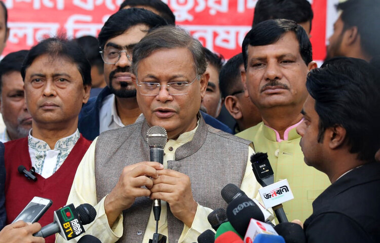 তথ্যমন্ত্রী হাছান মাহমুদ বলেছেন, বিএনপি আগুন সন্ত্রাস চালিয়ে মানুষকে ভীতসন্ত্রস্ত করার চেষ্টা করেছে। আজ দুপুরে জাতীয় প্রেস ক্লাবের সামনে বিএনপি-জামায়াতের মানবাধিকার লঙ্ঘন, অগ্নিসন্ত্রাসের প্রতিবাদ ও বিচারের দাবিতে আয়োজিত মানববন্ধনে প্রধান অতিথির বক্তব্যে তিনি এসব কথা বলেন। ছবি: ইয়াসিন কবির জয়