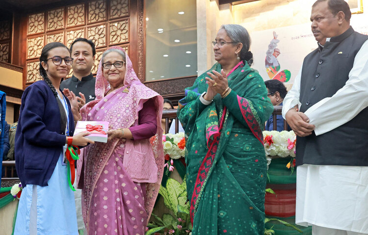আজ রাজধানীর তেজগাঁওয়ে প্রধানমন্ত্রীর কার্যালয়ে প্রাথমিক ও মাধ্যমিক স্তরের কিছু শিক্ষার্থীর হাতে প্রধানমন্ত্রী শেখ হাসিনা নতুন বই তুলে দিয়ে ২০২৪ শিক্ষাবর্ষের ‘বই উৎসব’ উদ্বোধন করেন। ছবি: ইয়াসিন কবির জয়
