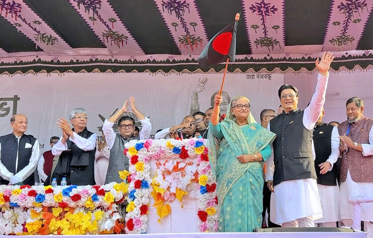 বাংলাদেশ আওয়ামী লীগ সভাপতি ও প্রধানমন্ত্রী শেখ হাসিনা আজ বিকেলে রাজধানীর কলাবাগান মাঠে ঢাকা মহানগর উত্তর ও দক্ষিণ আওয়ামী লীগ আয়োজিত নির্বাচনী জনসভায় পৌঁছে জাতীয় পতাকা নেড়ে সবাইকে শুভেচ্ছা জানান। ছবি: ইয়াসিন কবির জয়