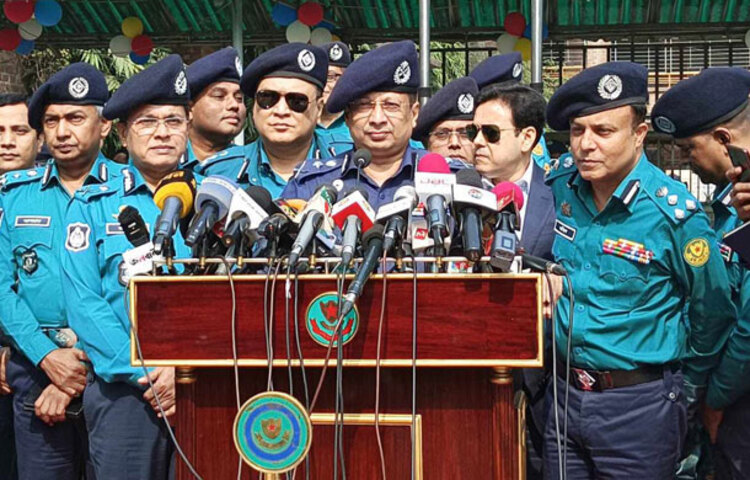 ৭ জানুয়ারির দ্বাদশ জাতীয় সংসদ নির্বাচন ঘিরে নাশকতাকারীদের পরিকল্পনা আইনশৃঙ্খলা বাহিনী জেনে গেছে বলে জানিয়েছেন পুলিশ মহাপরিদর্শক চৌধুরী আবদুল্লাহ আল-মামুন। আজ রাজধানীর একটি স্কুলে আয়োজিত জাতীয় নির্বাচন উপলক্ষে নিরাপত্তা ব্রিফিংয়ে তিনি সাংবাদিকদের এ কথা জানান। ছবি: জাগো নিউজ